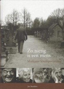 Cover of Zo nietig is een mens: Markante levensportretten book