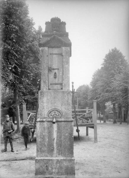 De pomp, met op de achtergrond de houten kiosk zonder overkapping, ca.1917. Rijksdienst voor het Cultureel Erfgoed, Amersfoort / 14.762.