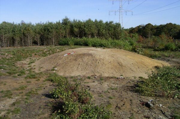 De grafheuvel / schietberg in 2004. Foto Winfried Thijssen.