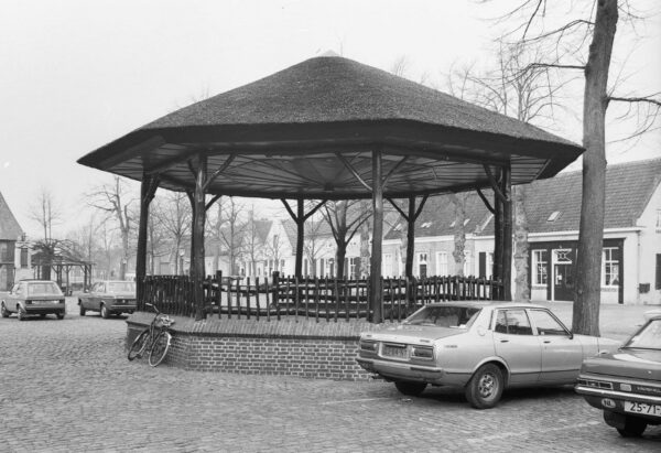 De kiosk in 1984. Foto L.M. Tangel, Rijksdienst voor het Cultureel Erfgoed, Amersfoort / 248.643.