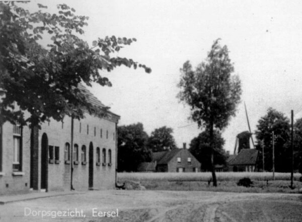 Links de boerderij van Hint 16-16a in 1938. Rechtsachter staat de molen die op het einde van het Hint stond. Foto uit: Ria van de Ven, “Eersel 1925-1940, deel 4”, p.54.