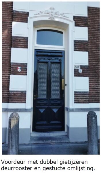 Voordeur van Dijk 38 met dubbel gietijzeren deurrooster en gestucte omlijsting.