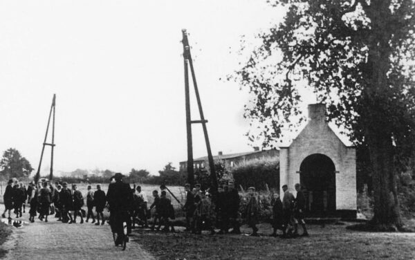 Studentenkapel tijdens de tweede wereldoorlog met op de voorgrond studenten van het seminarie Beekvliet die toen in het klooster verbleven. Foto collectie HSK De Acht Zaligheden.
