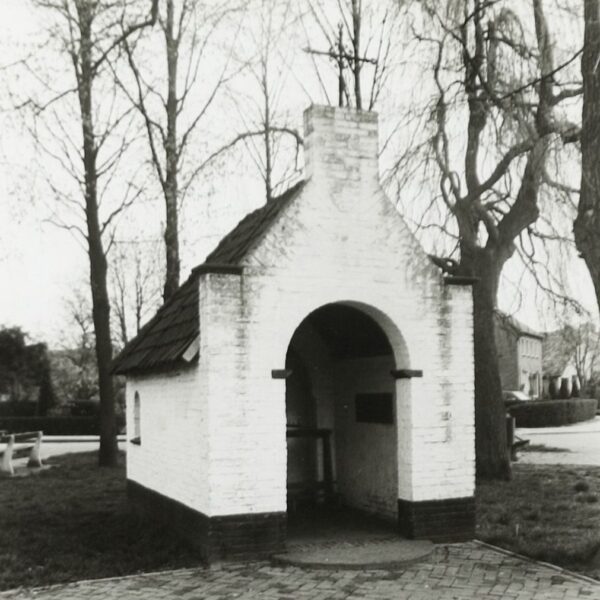 Het kapelletje op de Dijk. Foto Wies van Leeuwen, collectie BHIC, nr. PNB001016147.