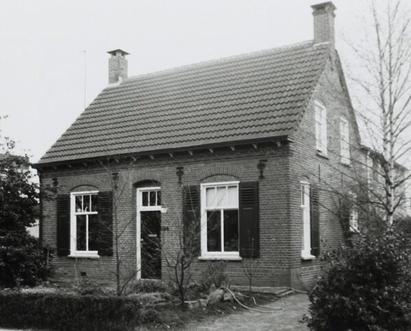 Gebr.Hoeksstraat 1 in 1981. Foto Wies van Leeuwen, collectie BHIC, nr. PNB001016191.