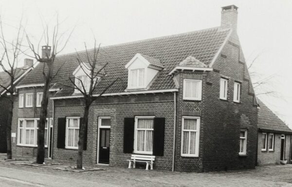 Hint 9-11 in 1981. Foto Wies van Leeuwen, collectie BHIC, nr. PNB001016201.