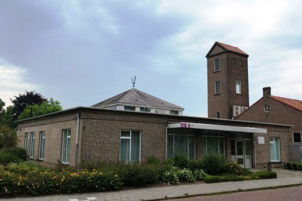 Voormalige wit-gele kruis gebouw op Areven 4. Foto Winfried Thijssen (2023-08).