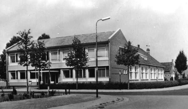 De school met de naoorlogse uitbreiding aan de voorzijde en de gymzaal aan de achterzijde. Foto collectie HSK De Acht Zaligheden.