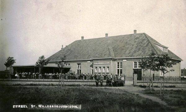 De Willibrordusschool aan de Postakkers in de jaren dertig. Foto collectie Frans Huijbregts / HSK De Acht Zaligheden.