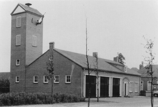 De brandweerkazerne vlak na de officiële ingebruikname in 1956. Foto collectie Frans Huijbregts / HSK De Acht Zaligheden.