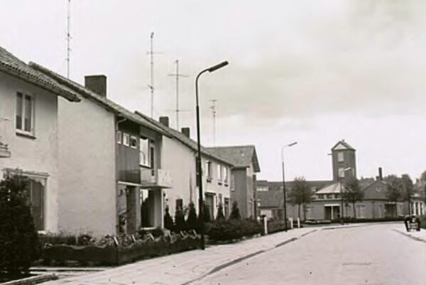 Het Areven in 1966 met op de achtergrond het wit-gele kruisgebouw en de brandweerkazerne. Foto Jos Pé, collectie RHCe, foto 11821.