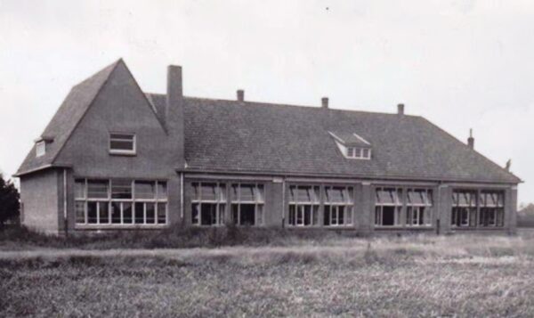 De Willibrordusschool in de jaren veertig nadat het was uitgebreid met één lokaal aan de kant van de Postakkers. Foto collectie HSK De Acht Zaligheden.