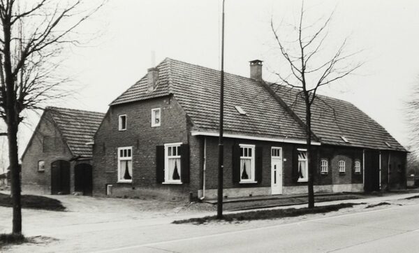 De langgevelboerderij aan de Eindhovenseweg 55 in 1981, met links de schuur uit 1928. Foto Wies van Leeuwen, collectie BHIC, nr. PNB001016162.