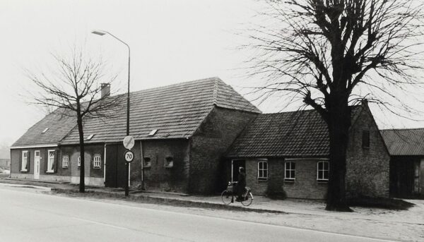 De boerderij van de andere kant met rechts de stal uit 1908 in 1981. Foto Wies van Leeuwen, collectie BHIC, nr. PNB001016162.