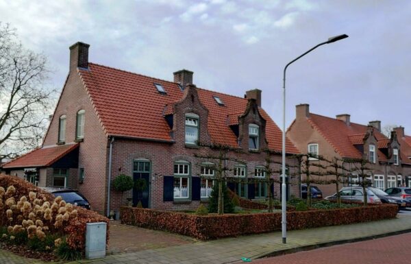 Gebr. Hoeksstraat 33-35. Foto Winfried Thijssen (2023-12).