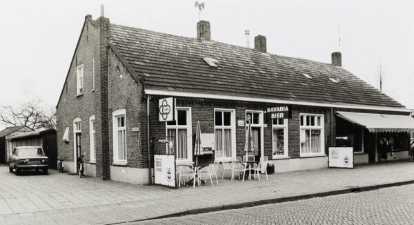 Groenstraat 11-13 in 1981 toen het nog een café en winkel was. Foto Wies van Leeuwen, collectie BHIC, nr. PNB001016175.
