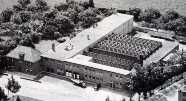 Agio sigarenfabriek in 1954 met de nieuwe kantoren aan de voorzijde. Foto KLM luchtfoto.