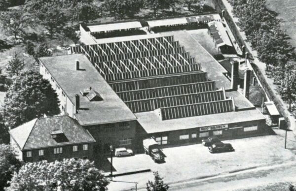 Agio sigarenfabriek in 1950 met links de voormalige woning van Adrianus Wintermans uit 1911 en rechts de fabriek waarvan nu nog een deel overeind staat.