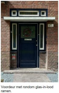 Voordeur met rondom glas-in-lood ramen. Foto Winfried Thijssen.