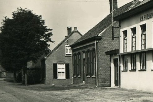 Dijk 12 in de jaren vijftig met op de voorgrond het politiebureau en de huishoudschool. Foto collectie HSK De Acht Zaligheden.