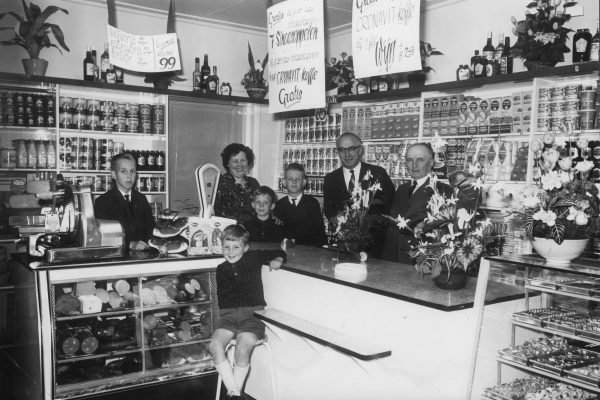 Familie Lepelaars bij de opening van Winkel de Kroon in 1962. Foto collectie HSK De Acht Zaligheden.