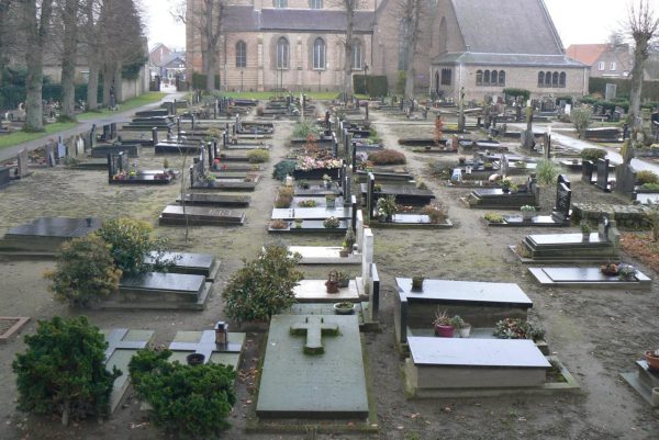 Zicht op het kerkhof vanaf de calvarieberg. Foto Winfried Thijssen (2026-01).