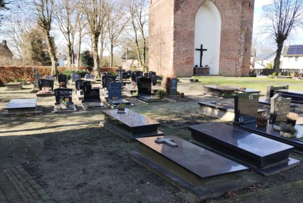 Het kerkhof met op de achtergrond de absouteplaats met calvariekruis. Foto Winfried Thijssen (2026-02).