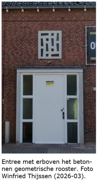 Entree met erboven het beton-nen geometrische rooster. Foto Winfried Thijssen (2026-03).