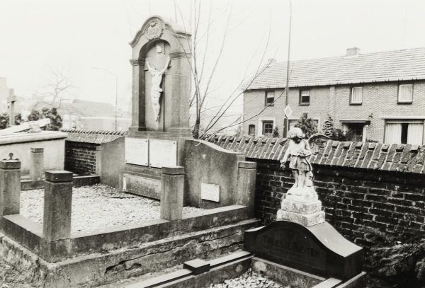 Graf van familie Moonen-Willems in 1981. Foto Wies van Leeuwen, collectie BHIC, nr. PNB001016216.