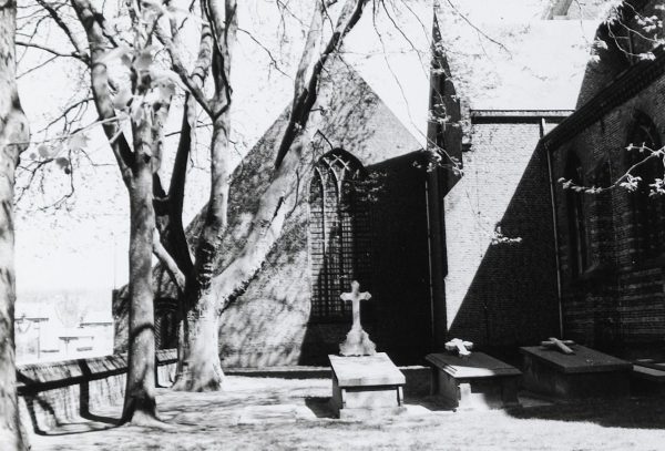 De pastoorsgraven vóór de kerk. Foto Wies van Leeuwen, collectie BHIC, nr. PNB001016219.