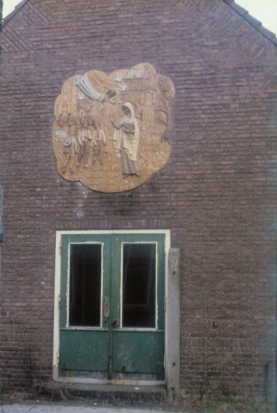 Het tegeltableau boven de ingang van de speelzaal van het koloniehuis in de zeventiger jaren. Foto HSK De Acht Zaligheden.