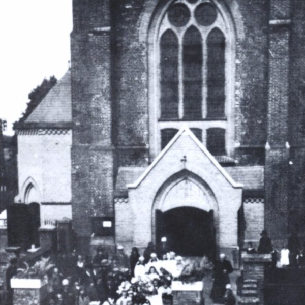 De kerk na de verbouwing van 1924, met links een extra ingang, een groot raam in de toren en een tochtportaal bij de ingang van de toren. Foto HSK De Acht Zaligheden.