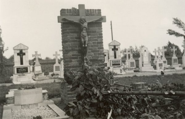 Impressie van het kerkhof in 1939 na een cycloon. Foto HSK De Acht Zaligheden, collectie Frans Huijbregts.