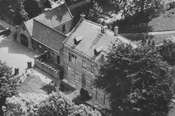 De pastorie in 1954 met de aanbouw van vóór de vernieuwing van 1970. Foto collectie HSK De Acht Zaligheden.