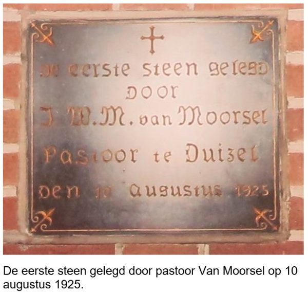 De eerste steen gelegd door pastoor Van Moorsel op 10 augustus 1925.