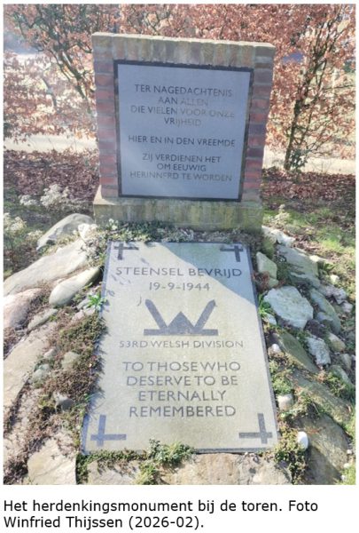 Het herdenkingsmonument bij de toren. Foto Winfried Thijssen (2026-02).